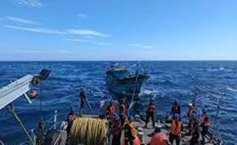 भारतीय नौसेना ने बंगाल की खाड़ी में फंसे 36 मछुआरों को बचाया 