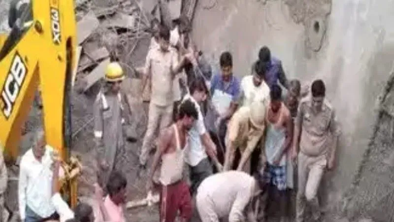 बुलंदशहर : बुलंदशहर में मकान की छत गिरी, चार मरे