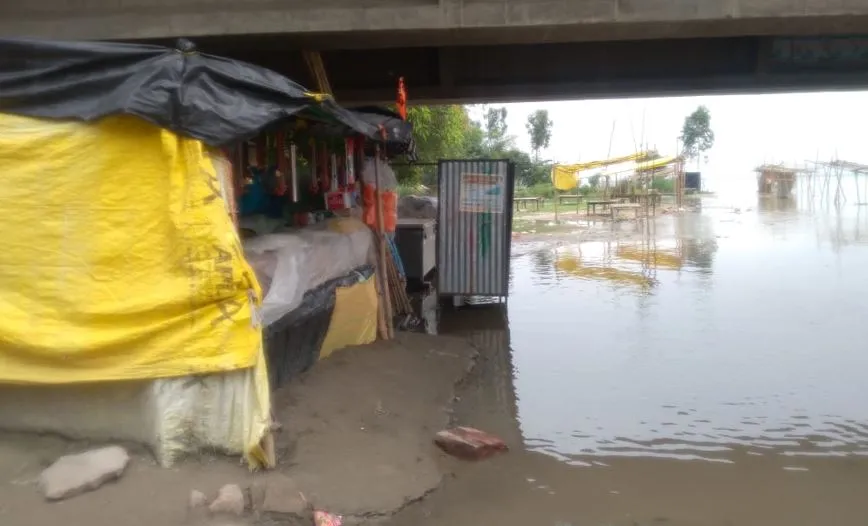 बदायूं: बाढ़ की विभाीषिका से खतरे में घिरी जिंदगी, गांवों की ओर बढ़ रही गंगा