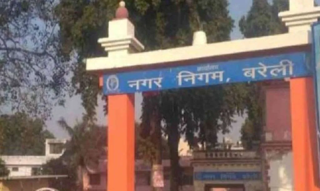 बरेली: जाने कैसी सफाई है ये जो नगर निगम में सब कुछ हुआ जा रहा है साफ