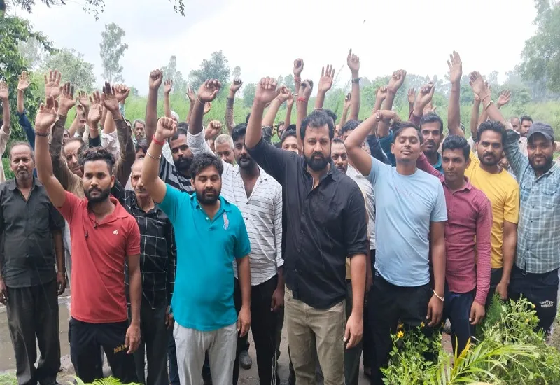 अमरोहा : शरारती तत्वों ने धार्मिक स्थल से की छेड़छाड़, गुस्साए ग्रामीणों ने किया प्रदर्शन