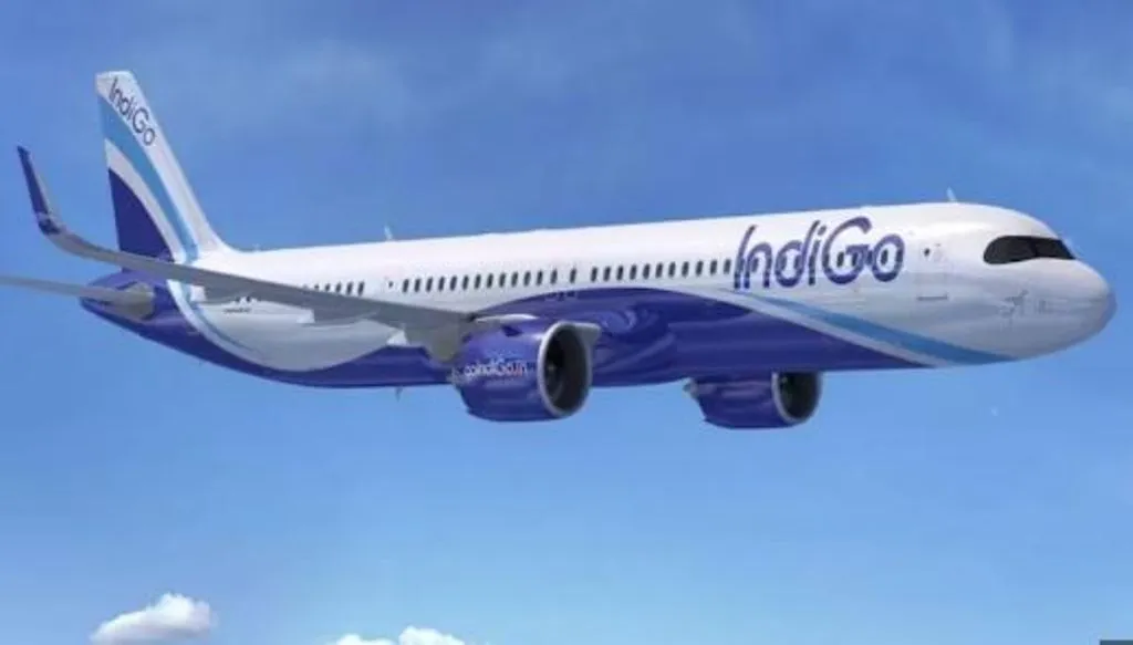 DGCA ने सुरक्षा मानकों का उल्लंघन करने पर इंडिगो के दो पायलट के लाइसेंस किए निलंबित