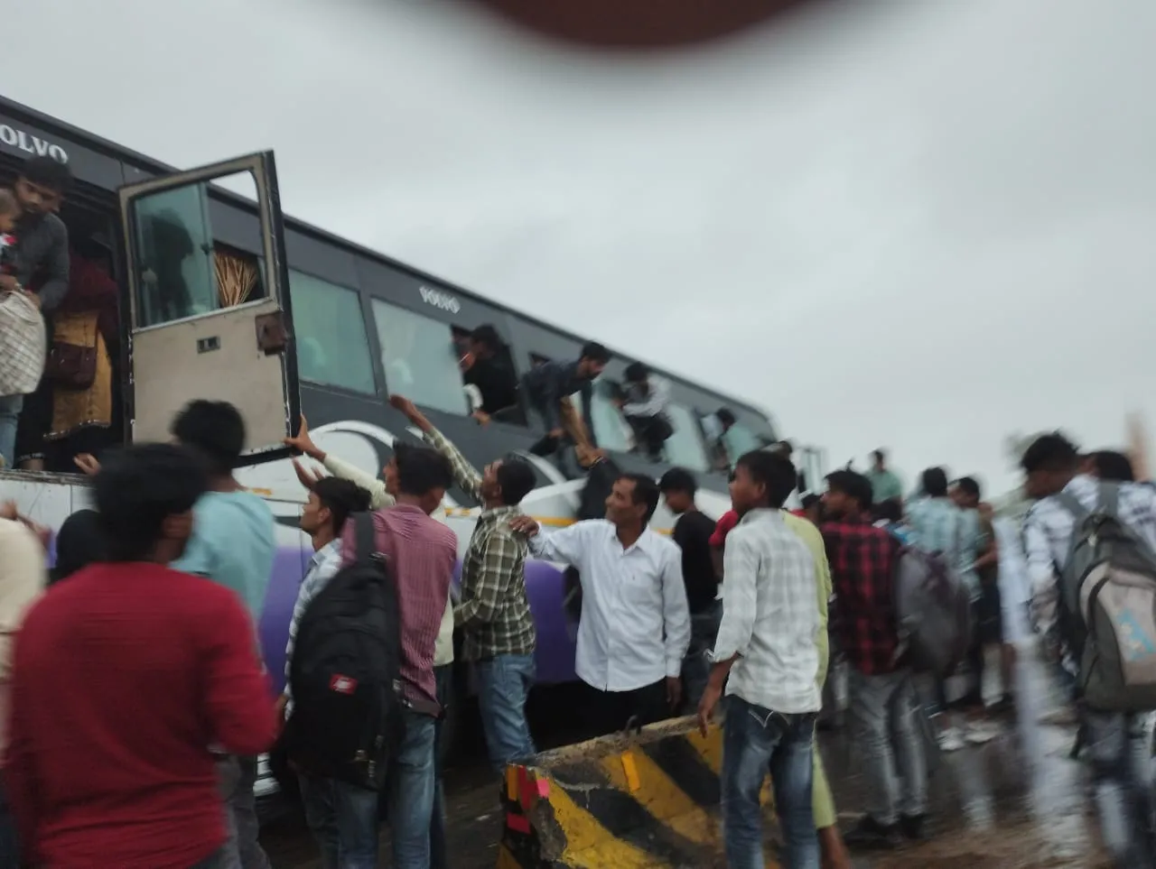 अमरोहा: चालक का संतुलन बिगड़ने से डिवाइडर से टकराई यात्रियों से भरी बस, मची अफरा-तफरी