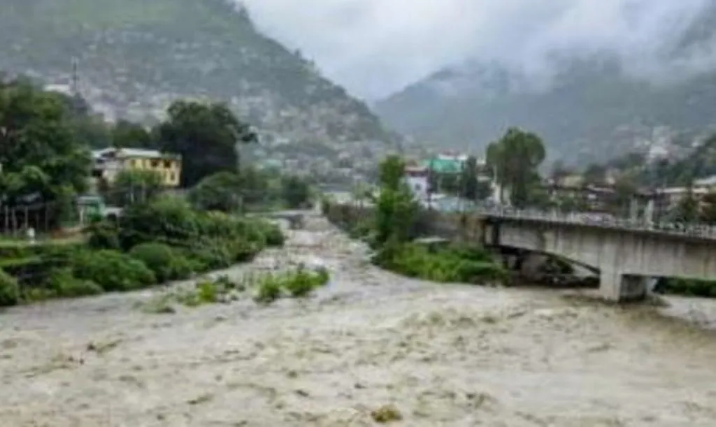 आफत की बारिश: हिमाचल में 50 से ज्यादा लोगों की मौत, कई जिलों में रेड अलर्ट जारी, एनडीआरएफ की 14 टीमें तैनात