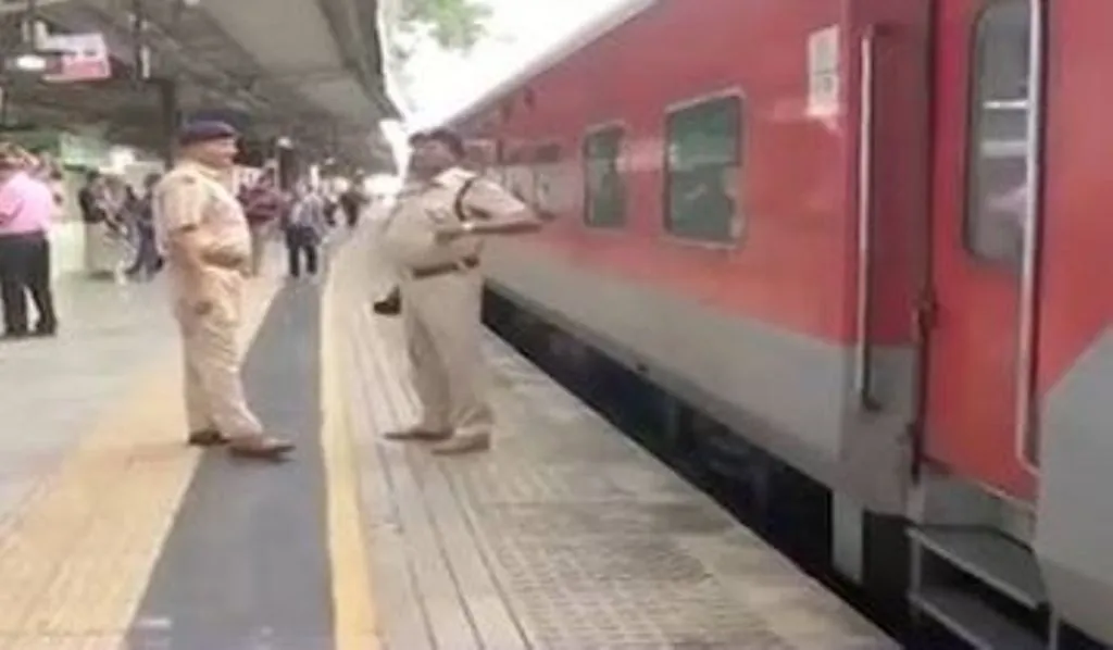  महाराष्ट्र में चलती ट्रेन में ताबड़तोड़ फायरिंग, आरपीएफ के एएसआई और तीन यात्रियों की मौत 