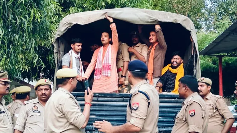 Chitrakoot: बजरंग दल कार्यकर्ता हिरासत में, हनुमान चालीसा पाठ की कर रहे थे जिद, डीएम-एसपी की सूझबूझ से बचा बवाल