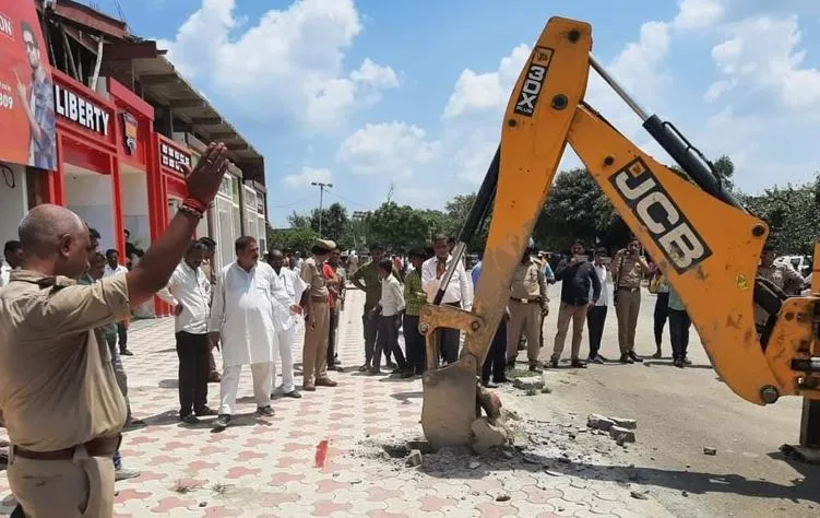 शाहजहांपुर: पूर्व विधायक रोशनलाल वर्मा के कॉम्पलेक्स के बाहर चला बुलडोजर