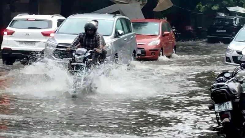 लखनऊ : एक घंटे की बारिश में नाला बनी सड़कें, व्यवस्था की खुली पोल