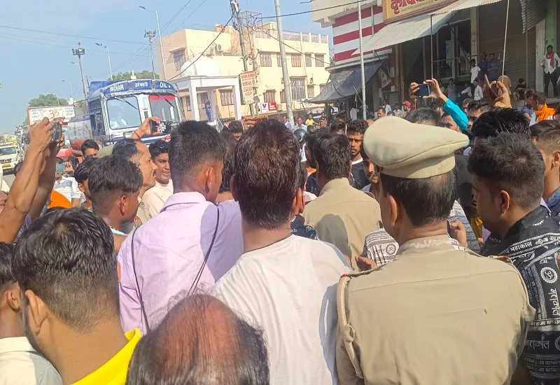 रामपुर : सैफनी में ई-रिक्शा चालक डाक कांवड़ियों के जत्थे से टकराया, हंगामा