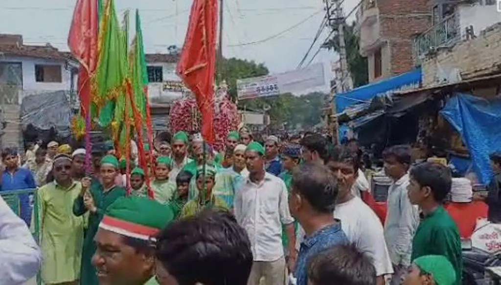 बरेली: सुबह से हुसैन की याद में निकाला जा रहा मुहर्रम का जुलूस, संवेदनशील इलाकों में भारी फोर्स तैनात