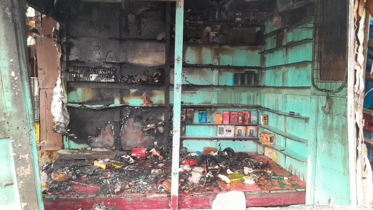 शाहजहांपुर: हाईटेंशन लाइन का तार टूटकर गिरने से दुकान में लगी आग