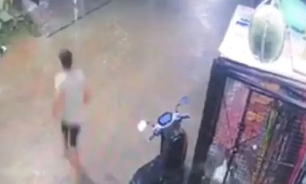 VIRAL VIDEO: भारी बारिश के बीच घर से बाहर निकला युवक, अचानक गिरी आसमानी बिजली, देखें खौफनाक मंजर 