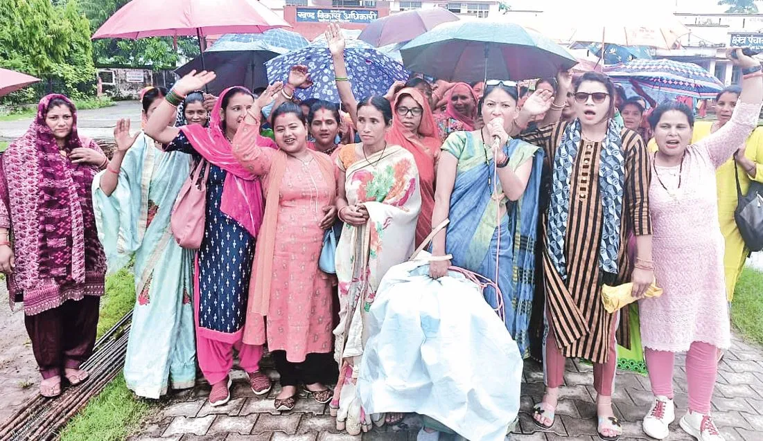 Khatima News: बीडीओ पर मातृत्व अवकाश के हनन का आरोप, महिलाओं ने किया प्रदर्शन