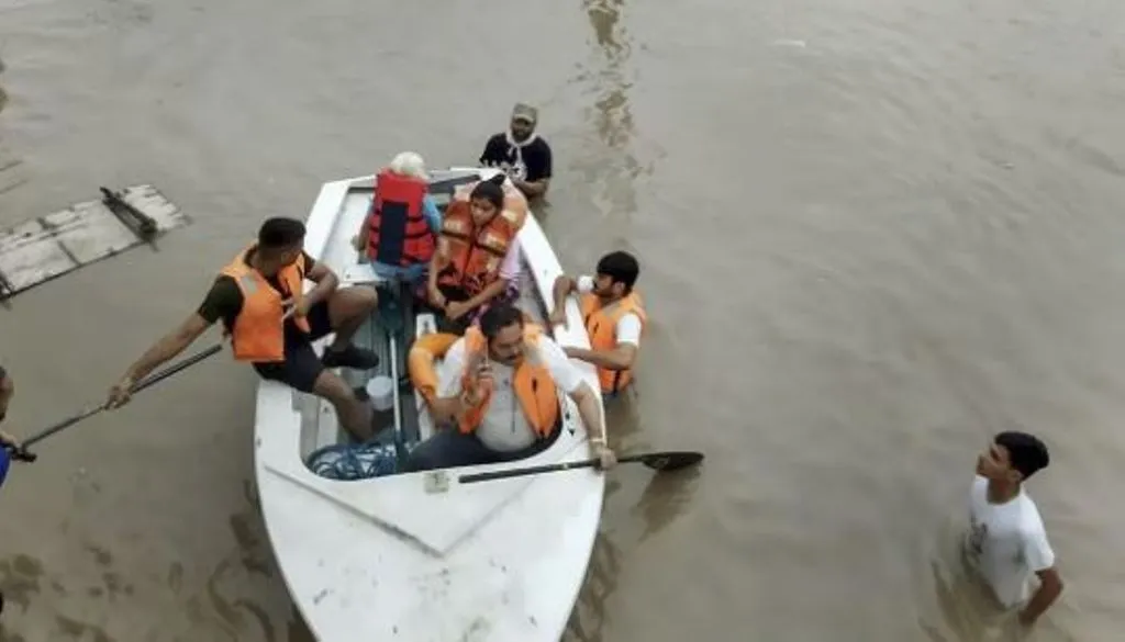 भारी बारिश से गुजरात के कई इलाकों में बाढ़ जैसे हालात, एनडीआरएफ और एसडीआरएफ की टीमें लोगों को बचाने में जुटीं 