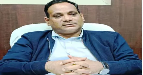 शाहजहांपुरः नगर निगम भवन के निर्माण की धीमी गति पर डीएम ने सीएनडीएस के प्रतिनिधि को लगाई फटकार