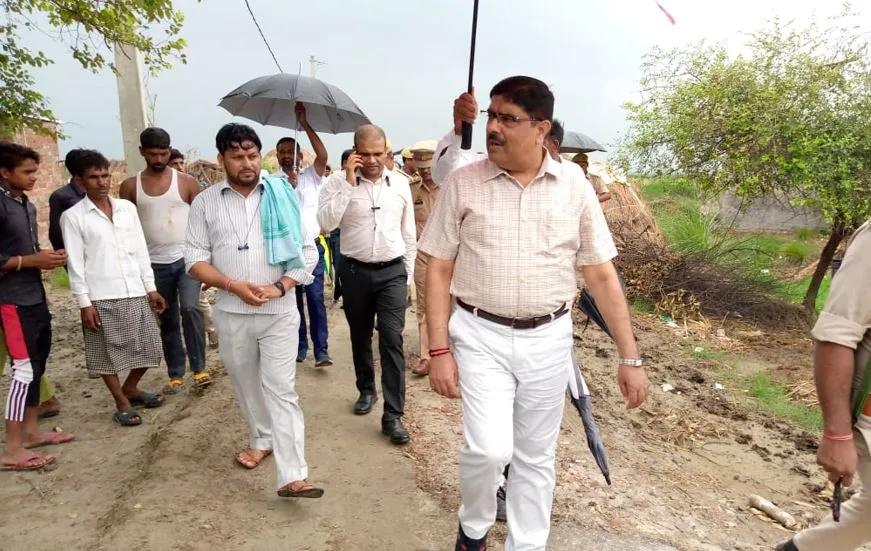 बदायूं: उसहैत के जटा और अहमदनगर बछौरा पहुंचे डीएम, हालात का लिया जायजा 