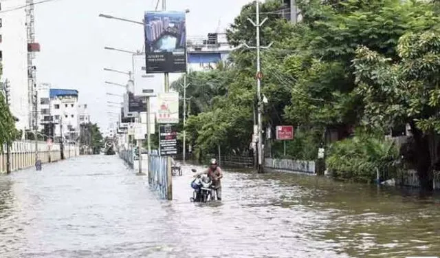 दिल्ली के मुकुंदपुर चौक पर बड़ा हादसा, पानी में डूबने से तीन बच्चों की मौत