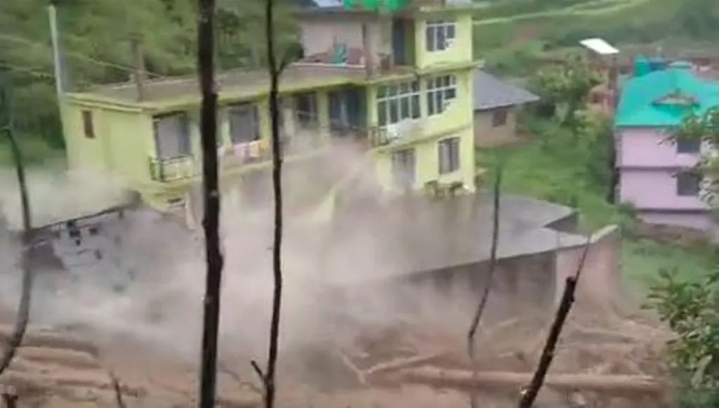 आसमानी आफत ने मचाई तबाही! घरों और दुकानों को बहाकर ले गया पानी का तेज बहाव, वीडियो में देखें भयावह मंजर