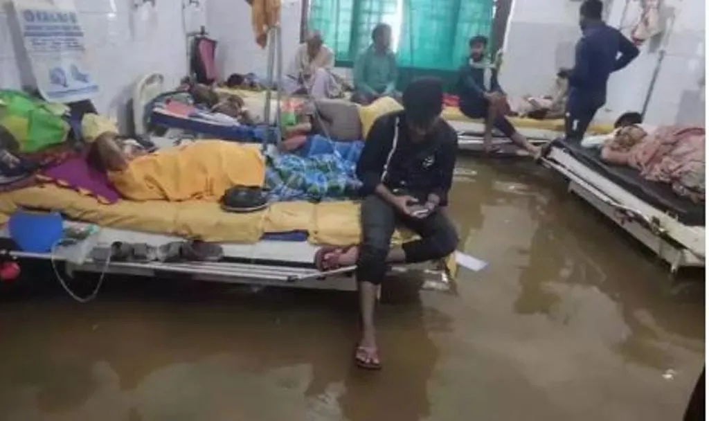 आफत की बारिश: दरभंगा में अस्पताल बना तालाब, कई वार्ड हुए जलमग्न, घरों में घुसा नालियों का गंदा पानी 