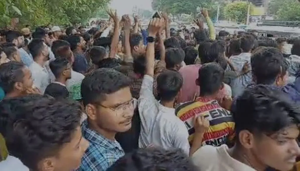 बरेली: मजार हटाने को लेकर आए नोटिस को लेकर हंगामा, समुदाय विशेष के लोग मौके पर हुए इकट्ठा