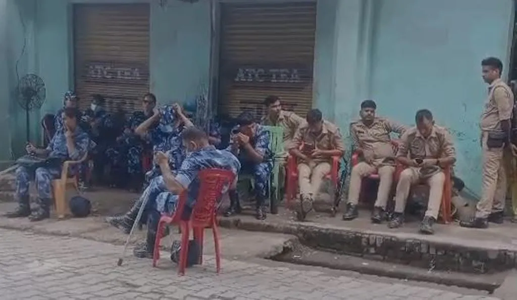 बरेली: जोगी नवादा में भारी पुलिस फोर्स तैनात, छतों से की जा रही निगरानी, सड़कों पर पसरा सन्नाटा  