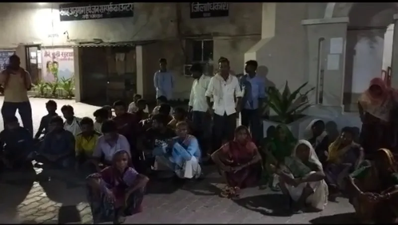 रायबरेली: दलितों के कब्रिस्तान पर प्लाटिंग होने से भड़के ग्रामीण, डीएम ऑफिस का किया घेराव