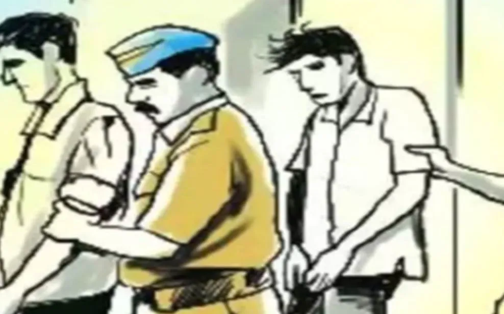 बरेली: घर में सट्टा लगा रहे तीन लोगों को पुलिस ने छापा मारकर दबोचा, नकदी, मोबाइल और सट्टे के पर्चे बरामद 