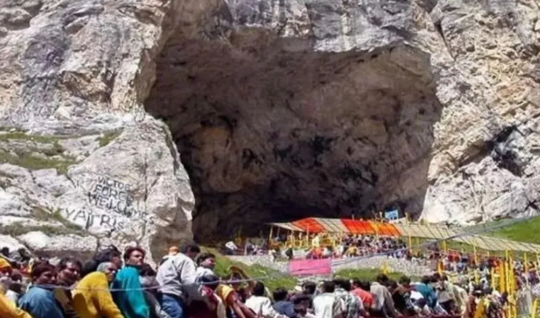 अमरनाथ यात्रा: 4,400 से अधिक श्रद्धालुओं का दूसरा जत्था जम्मू शिविर से कश्मीर रवाना 