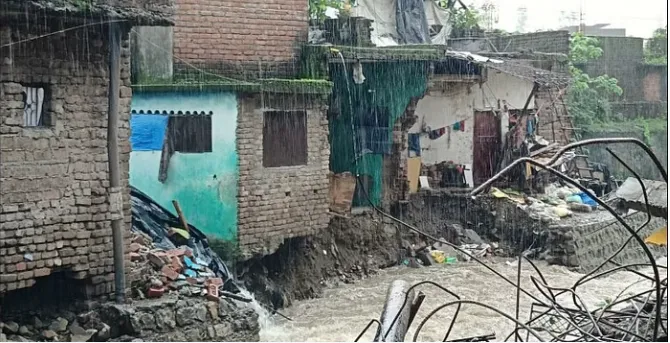 देहरादून मौसम: उत्तराखंड की राजधानी में नाले उफान पर, 4 दुकान समेत 4 घर ध्वस्त 