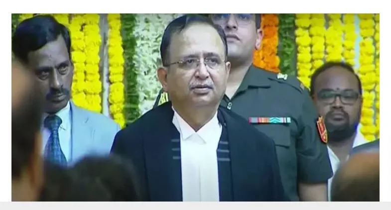 तेलंगाना उच्च न्यायालय के मुख्य न्यायाधीश बनें न्यायमूर्ति आलोक अराधे, राज्यपाल ने दिलाई शपथ