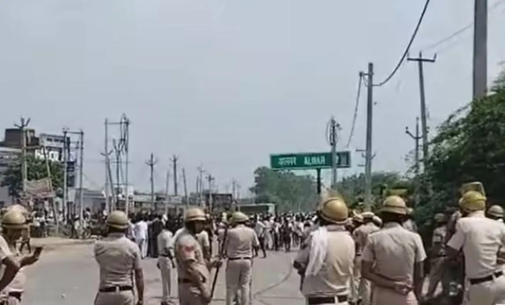 हरियाणा: मेवात में भिड़े दो गुट, पथराव और फायरिंग, इलाके में तनाव 