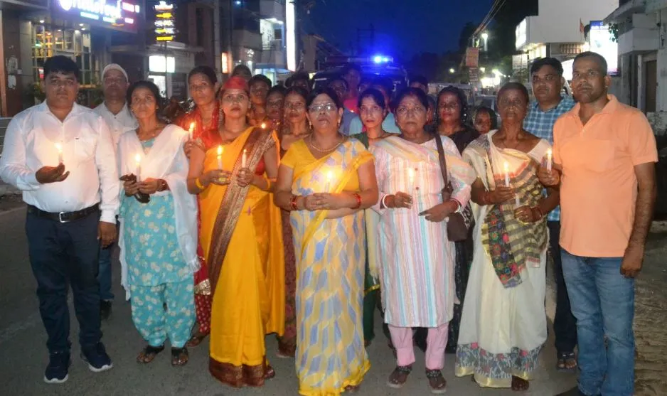 पीलीभीत: मणिपुर की घटना की निंदा, निकाला कैंडल मार्च
