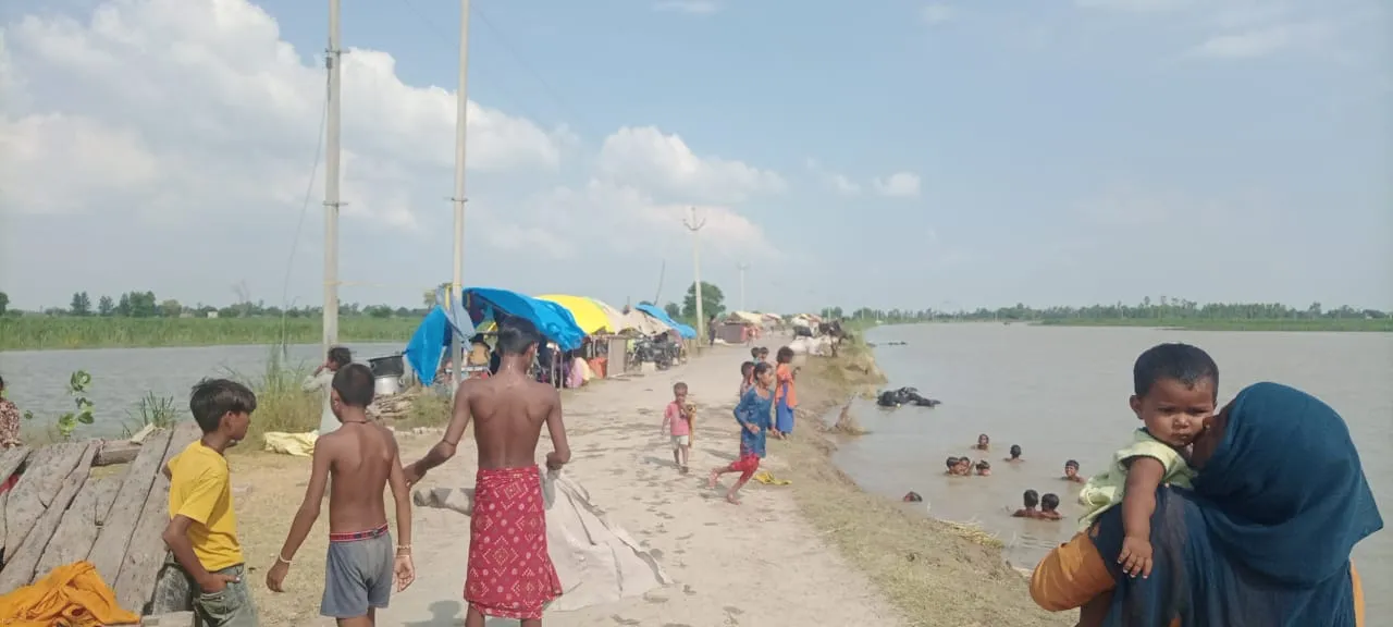 मिर्जापुर/शाहजहांपुरः गंगा की बाढ़ से नहीं सुधर रहे हालात, सड़कों पर रहने को मजबूर लोग