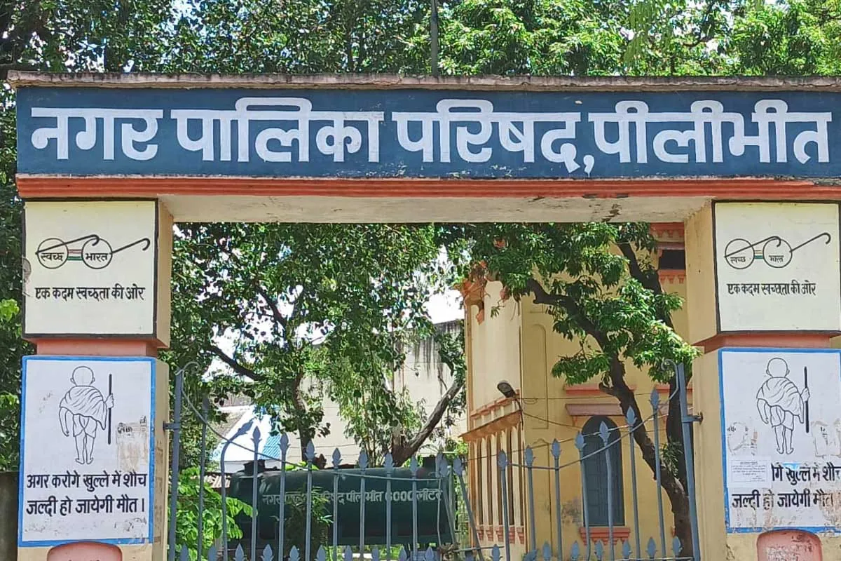 पीलीभीत: आखिर देर रात क्यों नगर पालिका ने बुला लिए गए आउटसोर्सिंग कर्मचारी..जानिए पूरा मामला 