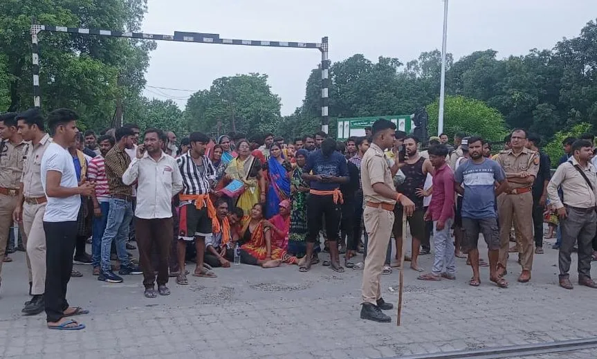 पीलीभीत: गुस्साए परिवार ने लगाया जाम, बोले-डूबे बेटे को तलाशने के नहीं उठाए जा रहे ठोस कदम.. 