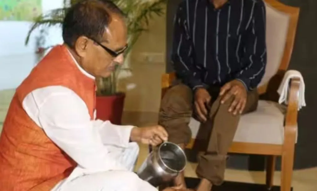 सीएम शिवराज सिंह चौहान ने पेशाब घटना के पीड़ित युवक के धोए पैर, मांगी माफी