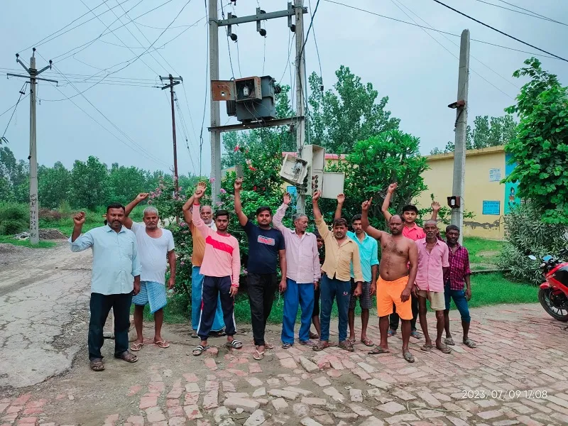 रामपुर : झुनैया गांव में आठ दिनों से बिजली आपूर्ति ठप, मचा हाहाकार...ग्रामीणों ने किया प्रदर्शन 