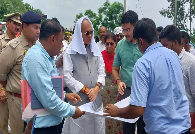 संभल : प्रभारी मंत्री ने बाढ़ प्रभावित क्षेत्र में लगाई चौपाल, अफसरों को किया सतर्क