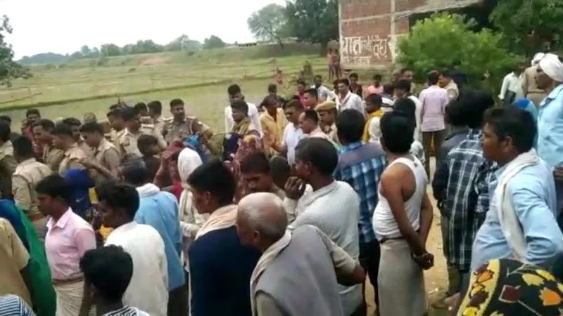 प्रयागराज : ट्रैक्टर की चपेट में आकर पिता- पुत्री की मौत, पत्नी गंभीर