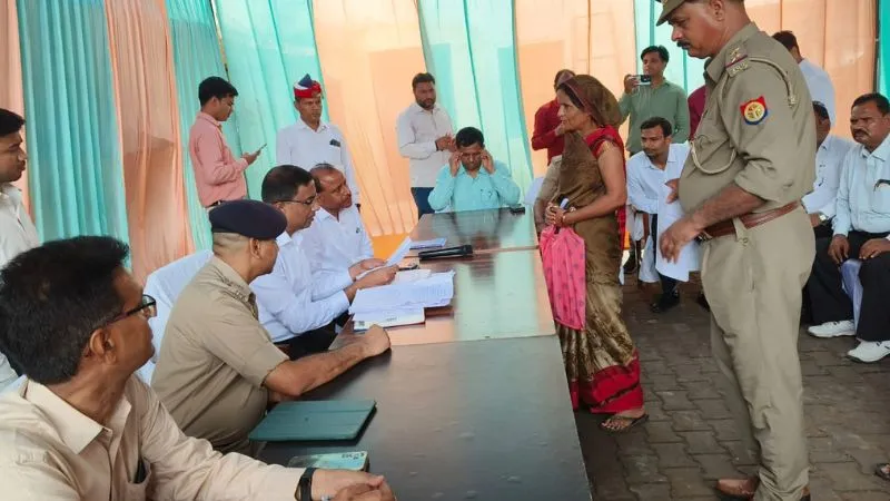 Farrukhabad News : मंडलायुक्त ने थाना दिवस में सुनीं फरियादियों की सुनी समस्याएं, अधिकारियों को दिए ये निर्देश