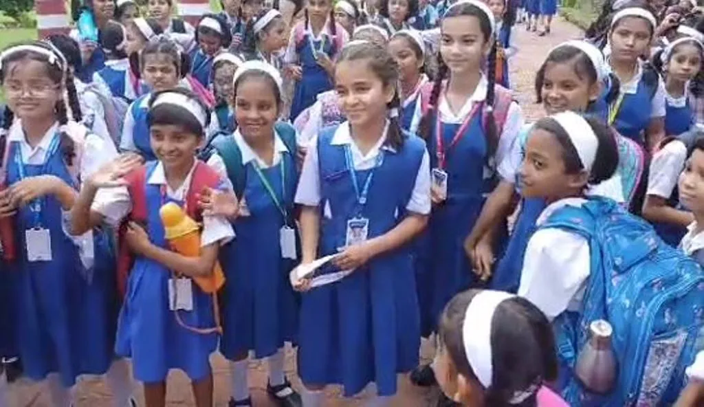 बरेली: लंबी छुट्टी के बाद स्कूलों में लौटी रौनक, बच्चों ने साथियों के साथ जमकर की मस्ती 