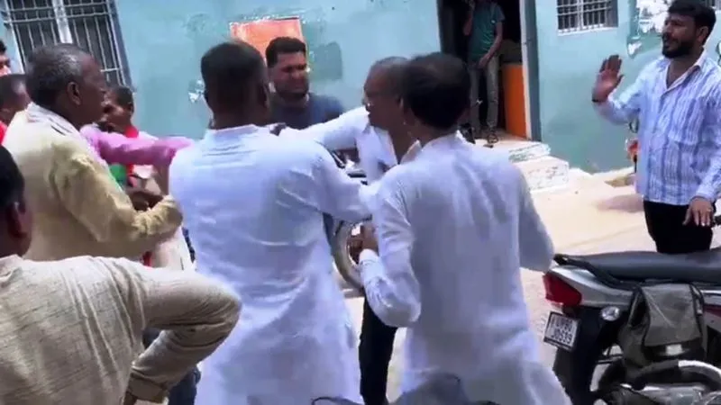 Banda News : पूर्व चेयरमैन ने साथियों समेत सपा जिला सचिव को पीटा, सोशल मीडिया पर वायरल हो रहा मारपीट का वीडियो