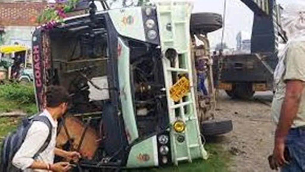 श्रद्धालुओं से भरी बस पलटी, एक की मौत, तीन की हालत गंभीर 