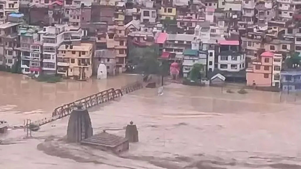 मूसलाधार बारिश से मचा हाहाकार, अब तक 19 मौतें, इन राज्यों में अलर्ट किया गया जारी 