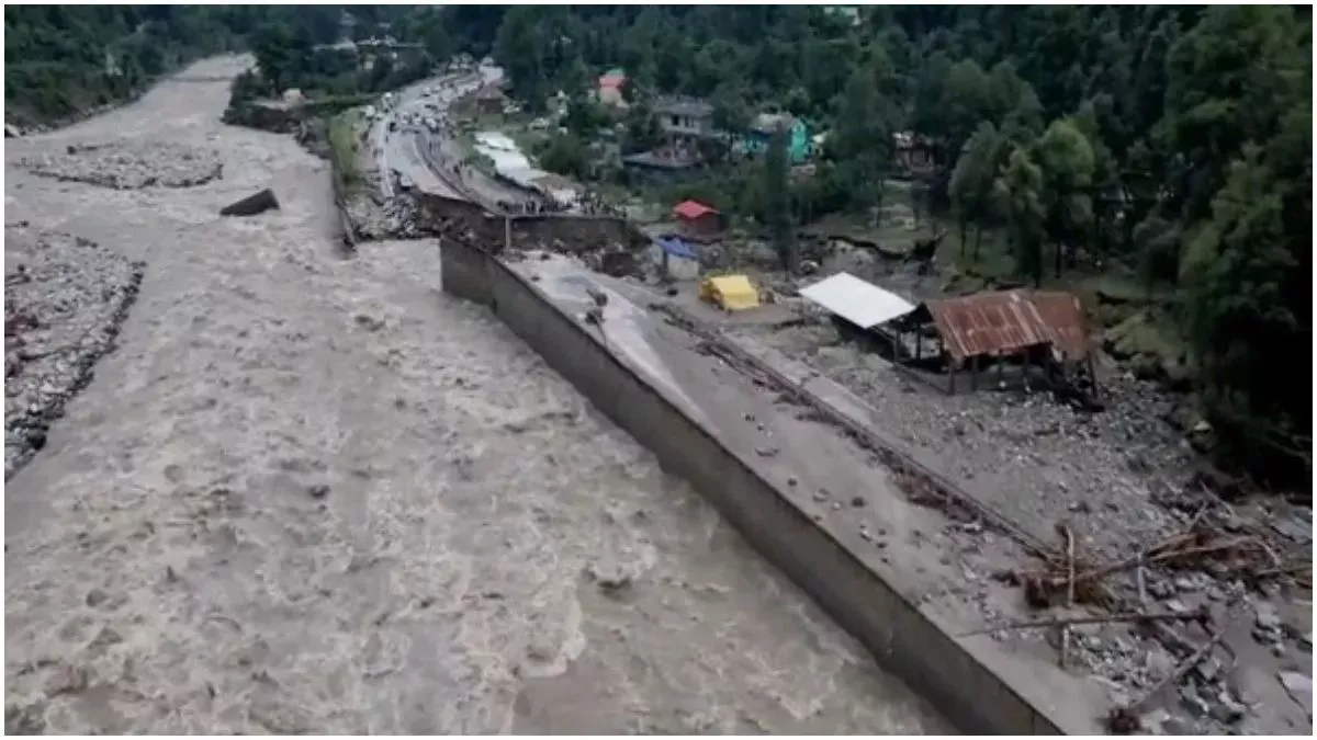 शिमलाः हिमाचल में फिर फटा बादल, राष्ट्रीय राजमार्ग अवरूद्ध