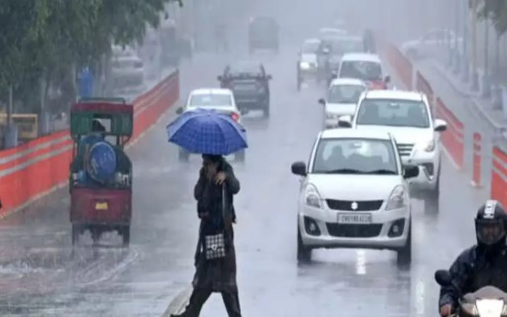 दिल्ली-एनसीआर में अगले तीन दिनों तक तेज बारिश का अलर्ट, यूपी के 50 से ज्यादा जिलों के लिए मौसम विभाग ने चेतावनी की जारी 