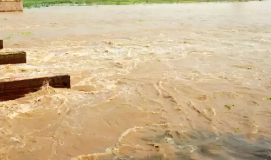 आफत की बारिश: डेंजर लेवल के ऊपर बह रही यमुना, राजधानी दिल्ली में बाढ़ का खतरा, कई इलाकों में घरों के अंदर भरा पानी 