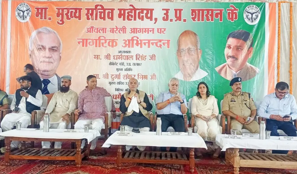 बरेली: पुराने साथियों से मिलकर भावुक हुए मुख्य सचिव दुर्गाशंकर मिश्रा, 37 साल पहले लगाया आंवला का पेड़ गायब देख हुए नाराज