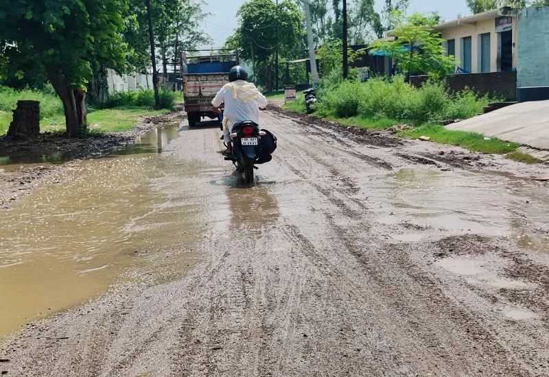 रामपुर : डीएम साहब! भमरौआ शिव मंदिर रोड पर नंगे पाव चल के देखिए...