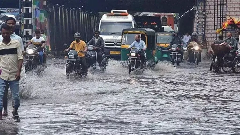 गुजरात में 30 घंटों से हो रही आफत की बारिश, 2 जुलाई तक कई राज्यों में अलर्ट जारी